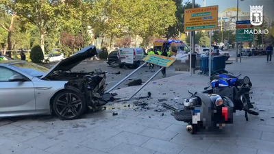 Impactante choque entre un coche y una furgoneta en la avenida General Perón de Madrid