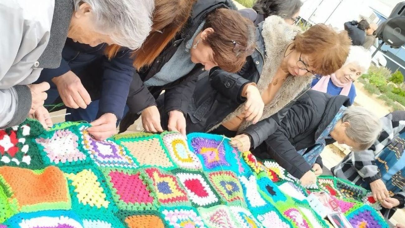 Iniciativa 'Tejiendo lana, tejiendo barrio' del servicio de dinamización vecinal
