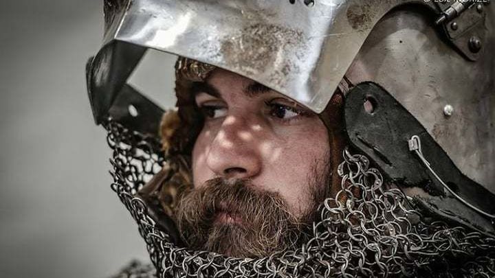 Luchador con yelmo, celada y cota de malla / URSUS CUSTODES