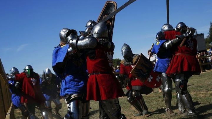 Combate medieval de dos grupos de luchadores / URSUS CUSTODES