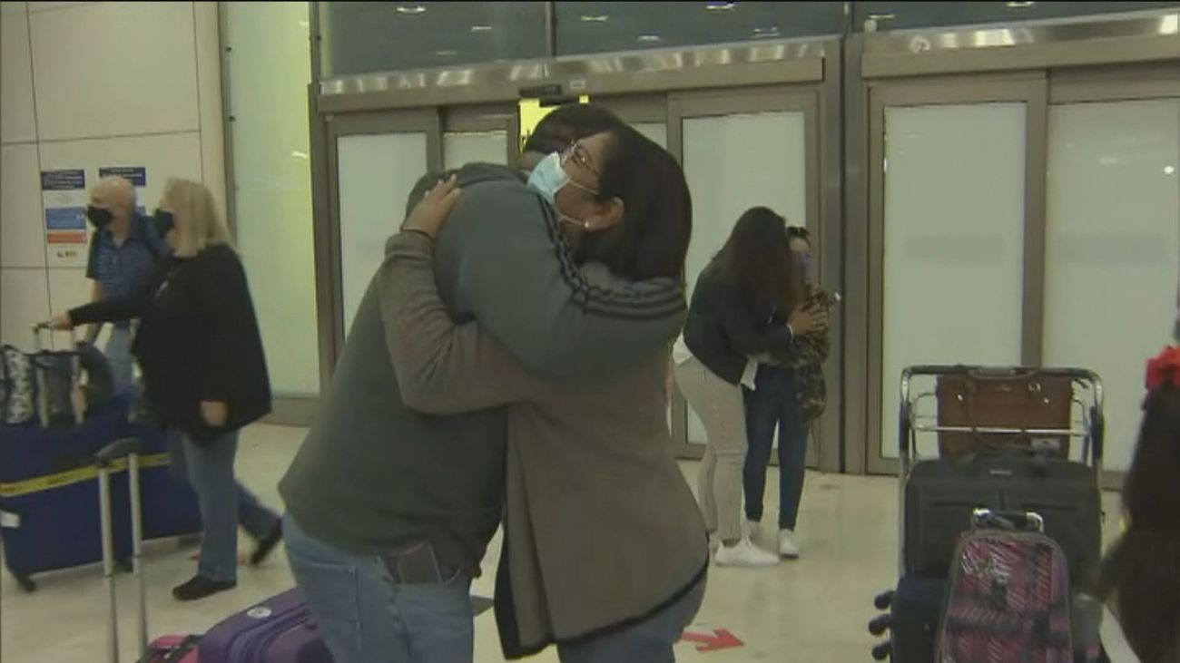 Los abrazos vuelven al aeropuerto