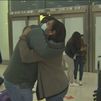 Los abrazos vuelven al aeropuerto