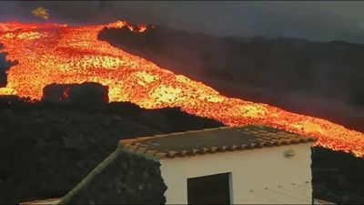 La lava avanza a gran velocidad en La Palma destruyendo edificios y amenazando con más evacuaciones