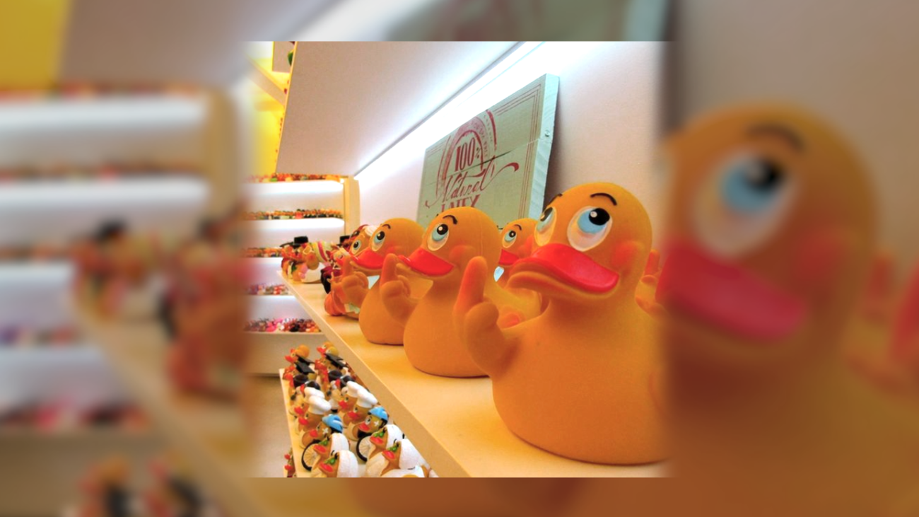 Una curiosa tienda que solo vende patitos de goma en la Plaza Mayor