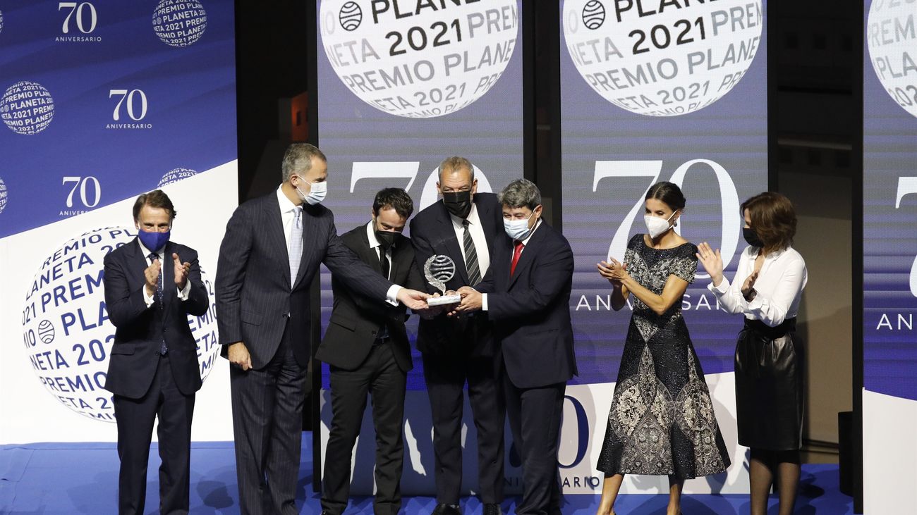 Los Reyes con los ganadores y la finalista del Premio Planeta 2021