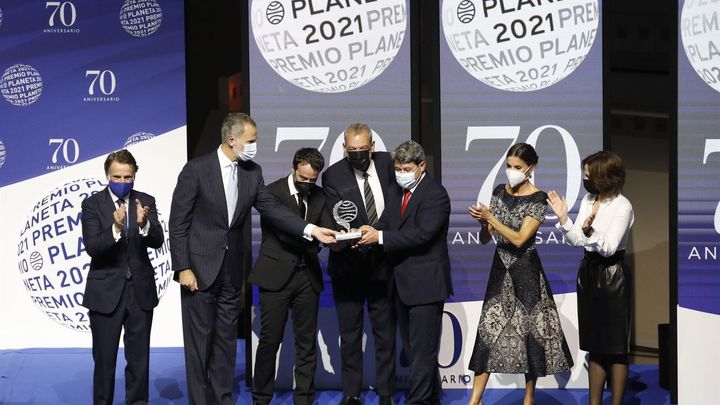 Los autores bajo el pseudónimo de Carmen Mola ganan el Premio Planeta 2021