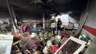 Arde parte de un garaje en Leganés donde se almacenaban electrodomésticos y muebles viejos