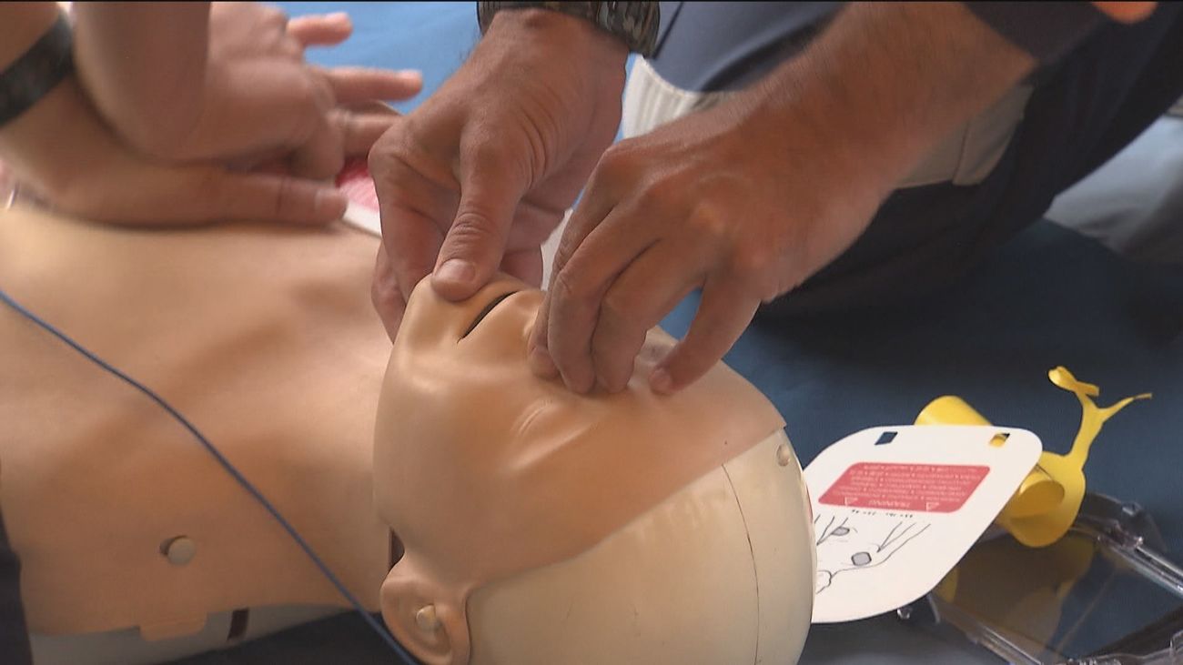 SAMUR-Protección Civil enseña en la plaza de Colón cómo realizar una reanimación cardiaca