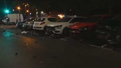 Un conductor arrolla y destroza varios coches aparcados en Móstoles