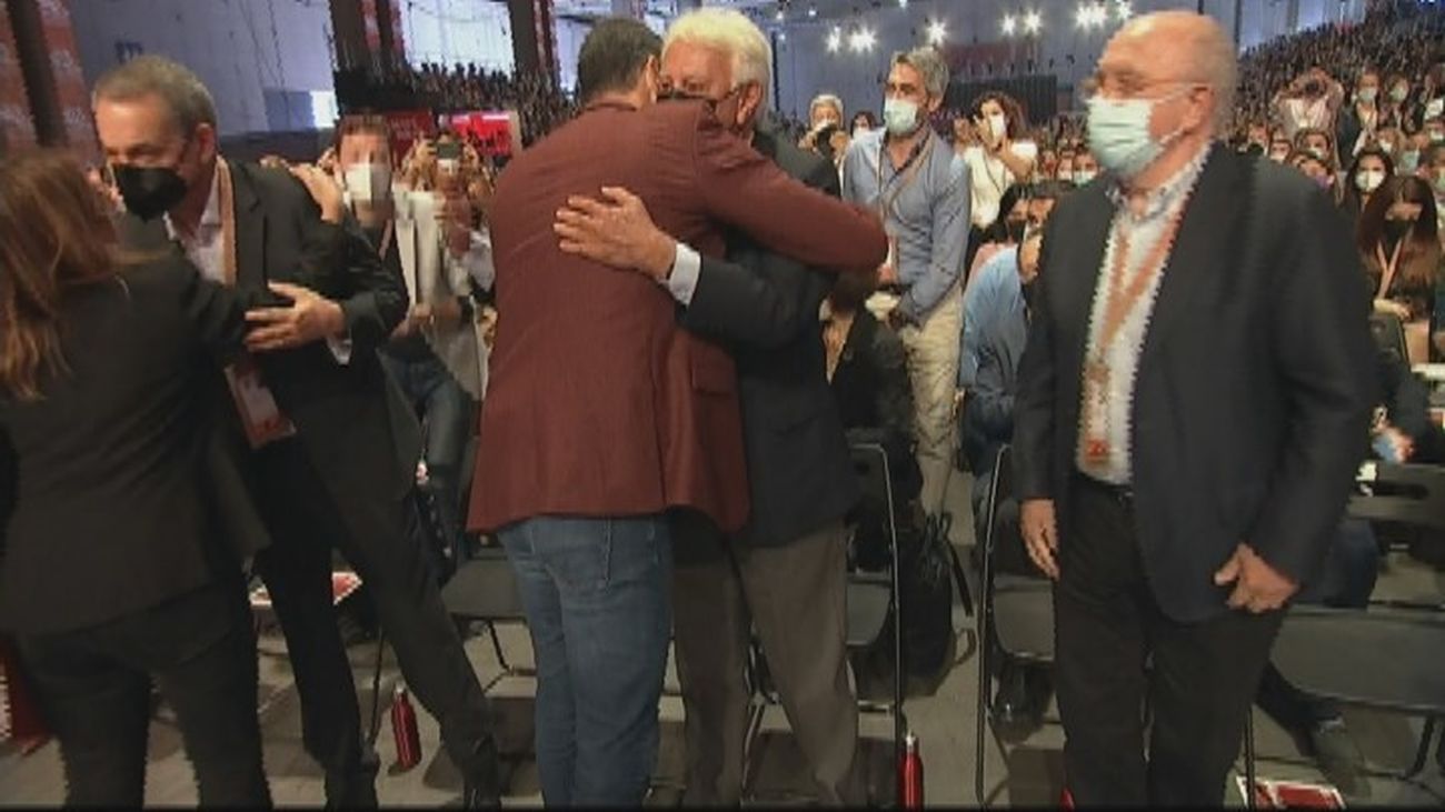 Pedro Sánchez da un abrazo a Felipe González en el 40 Congreso Federal del PSOE