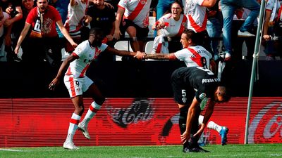 2-1. El Rayo gana al Elche y sigue invicto en Vallecas