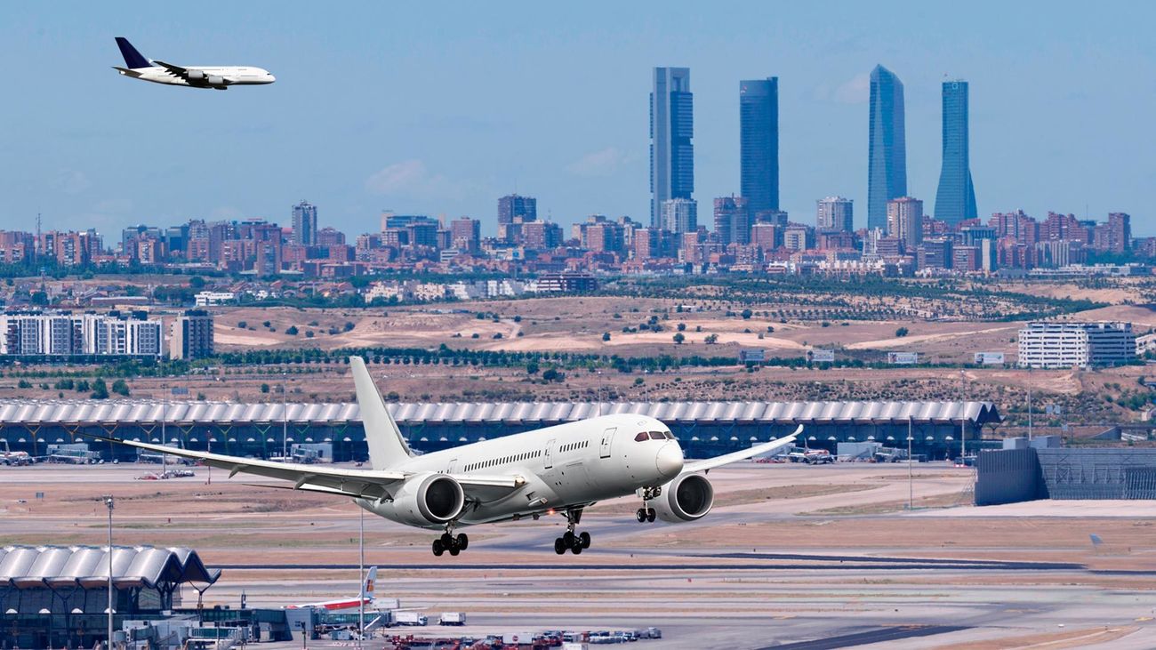 Fotomontaje de aviones sobre el aeropuerto Adolfo Suárez Madrid Barajas