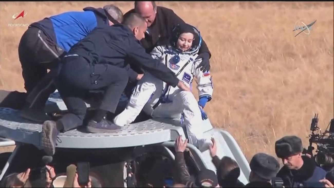 La actriz Julia Peresild es ayudada a salir de la nave Soyuz tras su regreso a la Tierra