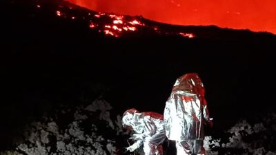 El volcán de La Palma sigue a plena potencia tras un mes de devastación y sin signos de parar