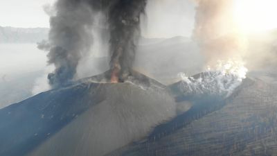 El volcán de La Palma cumple un mes expulsando lava