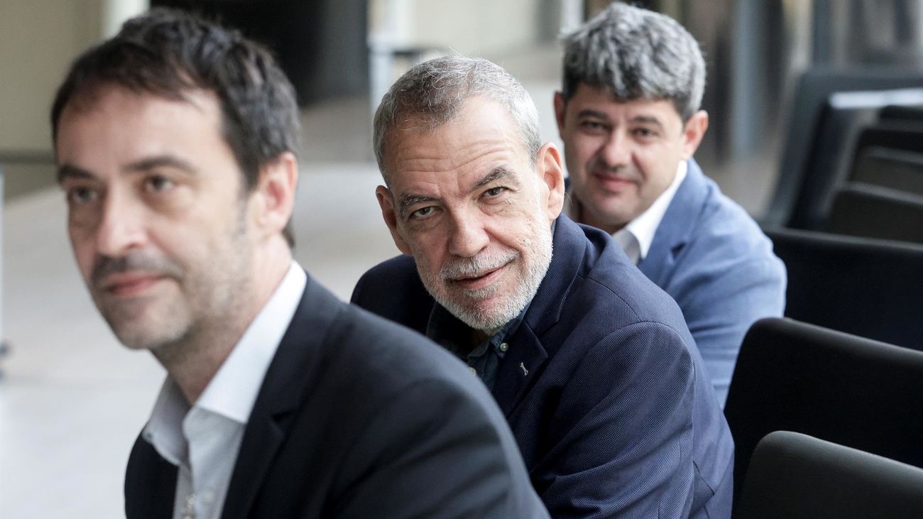 El trío de escritores y guionistas Jorge Díaz (c), Antonio Mercero (d) y Agustín Martínez (i), que se ocultaban tras el seudónimo de Carmen Mola