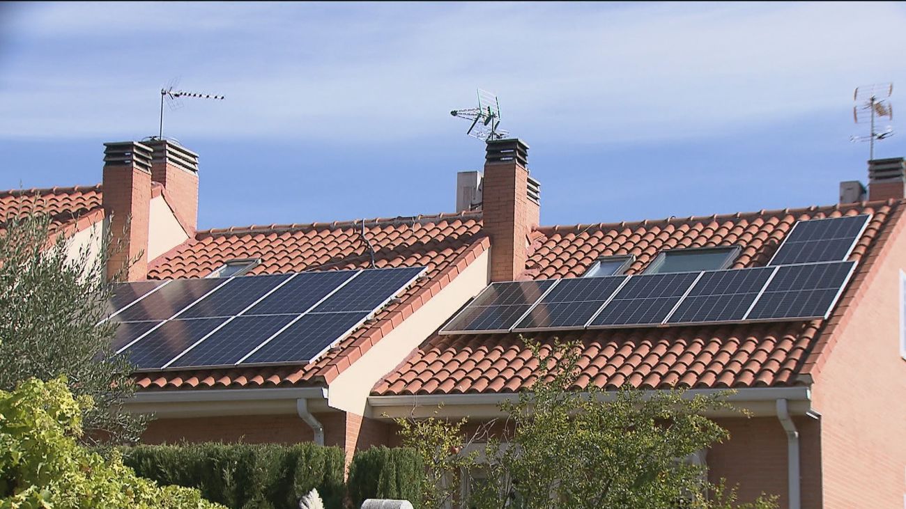Paneles fotovoltaicos en los tejados de viviendas