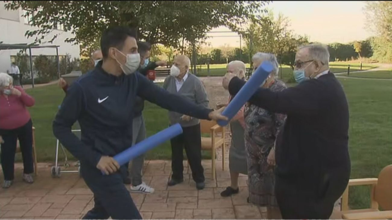 Animados y sin fatiga, así aprenden kárate los mayores en las residencias de Madrid