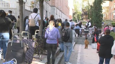 Las colas del hambre continúan tras la pandemia