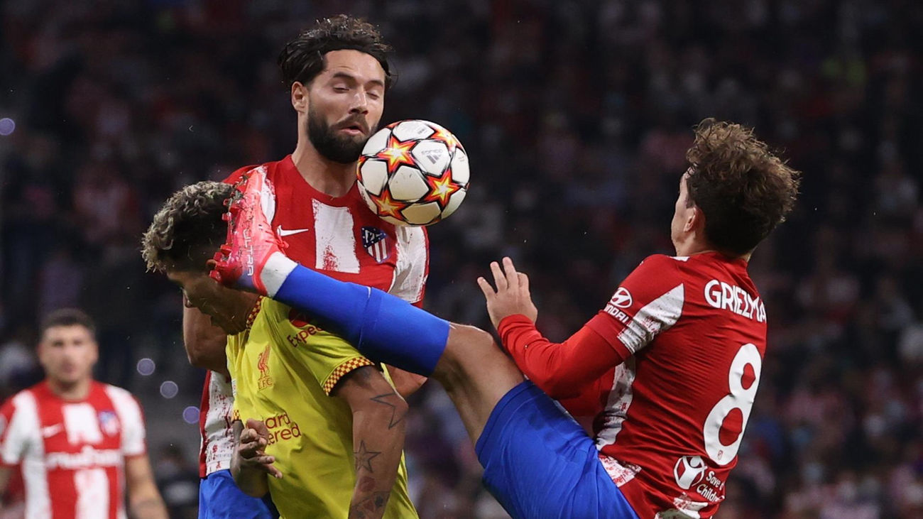2-3. El Atlético de Madrid, con diez, dobla la rodilla ante el Liverpool