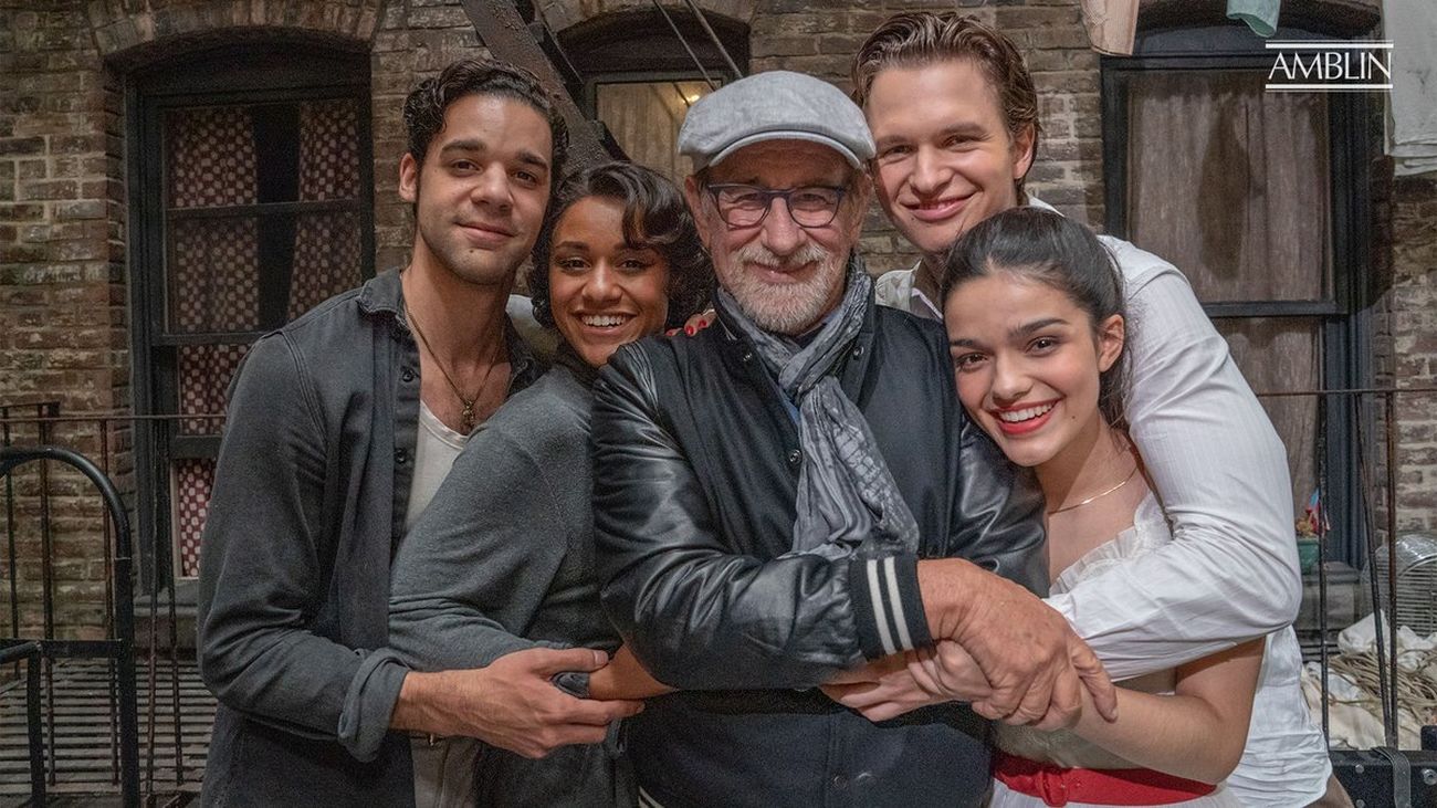 Spielberg junto a varios de los actores de su nueva versión de 'West Side Story'