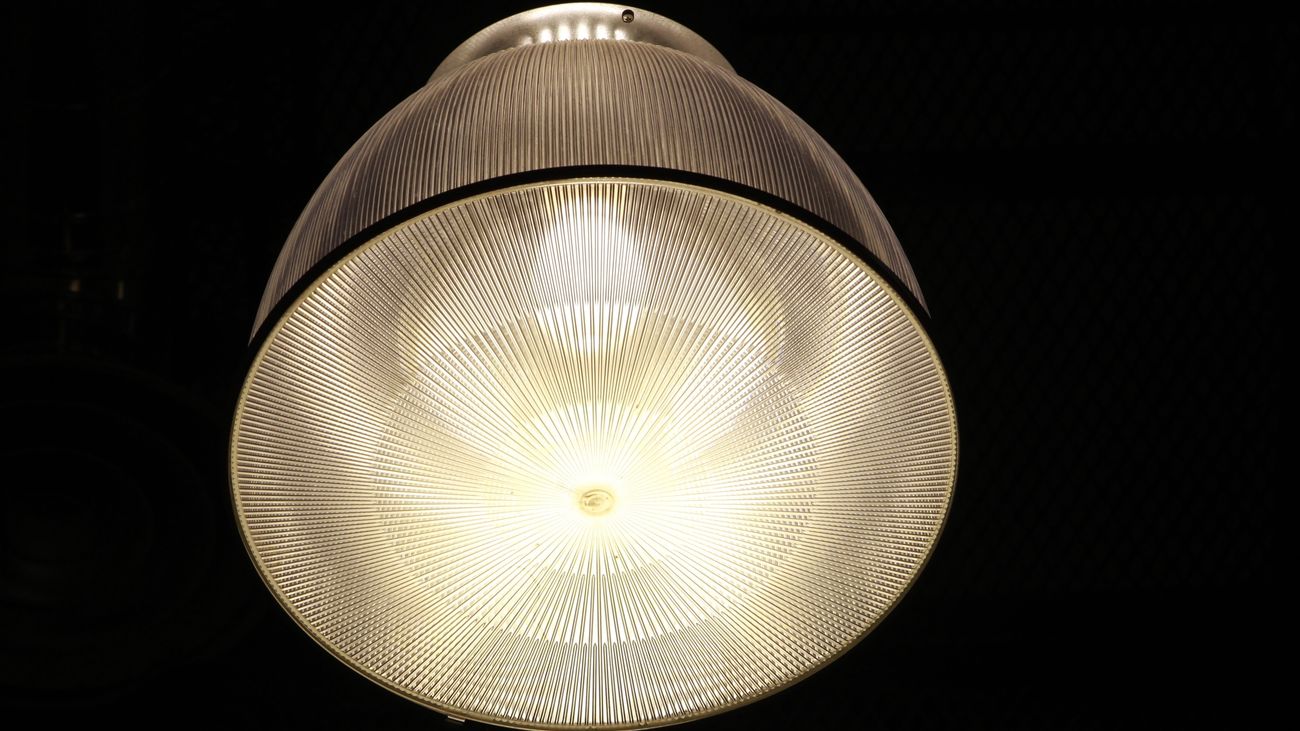 El precio de la luz baja este miércoles un 3 % y se sitúa en los 201,40 euros/MWh