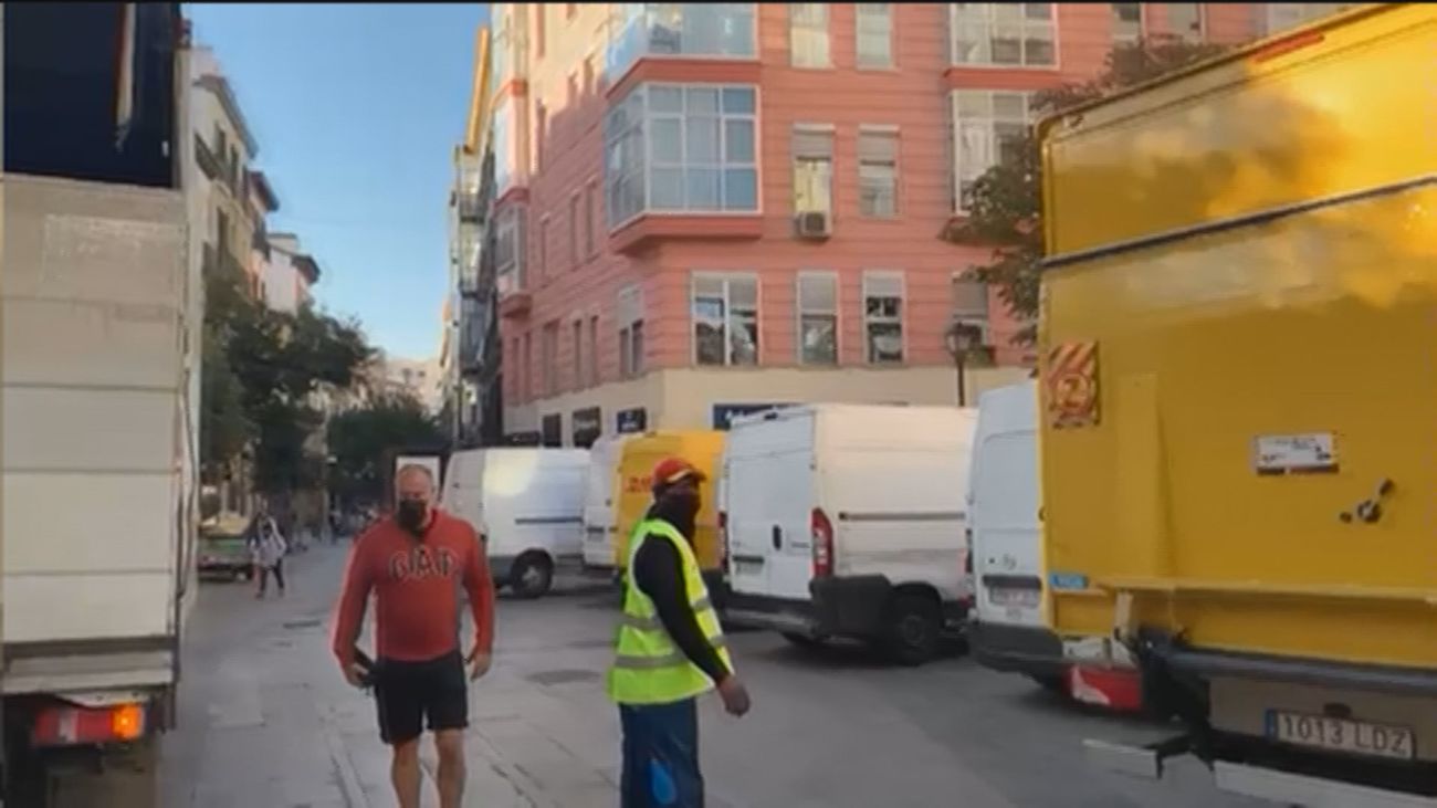 Vecinos de la calle Fuencarral se quejan del ruido de las furgonetas de reparto en la Plaza Raffaella Carrà