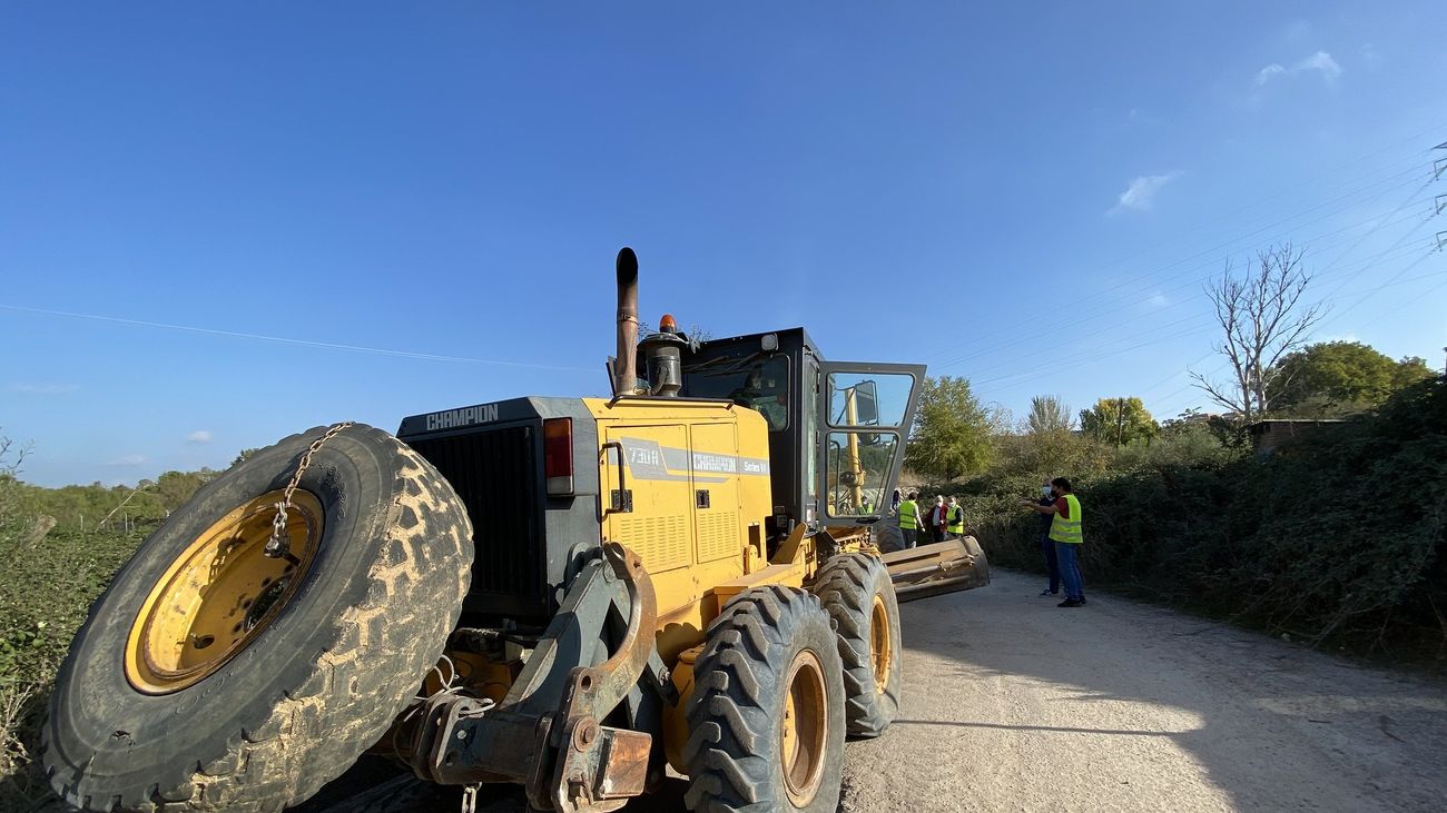 Maquinaria pesada trabajando en el firme de un camino de Majadahonda