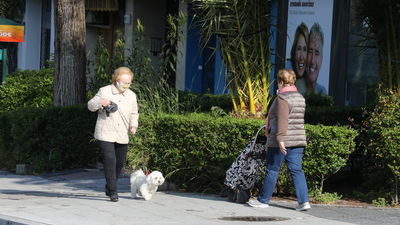 San Martín de la Vega obliga a los vecinos con mascotas a limpiar su orina en la vía pública
