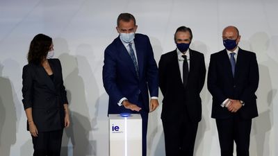 El Rey inaugura en Madrid la IE Tower, la primera universidad instalada en un rascacielos