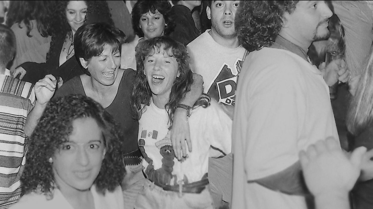 La 'Semana Kronen' de Malasaña recupera los años 90 analógicos