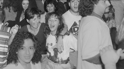 La 'Semana Kronen' de Malasaña recupera los años 90 analógicos