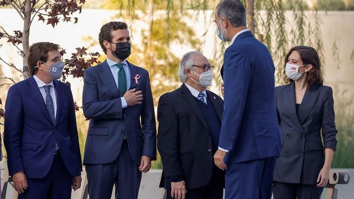 El Rey saluda a las autoridades en la inauguración de la IE Tower / EFE