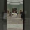 Víctimas del síndrome tóxico de la colza se encierran en el Museo del Prado pidiendo una reunión con Sánchez