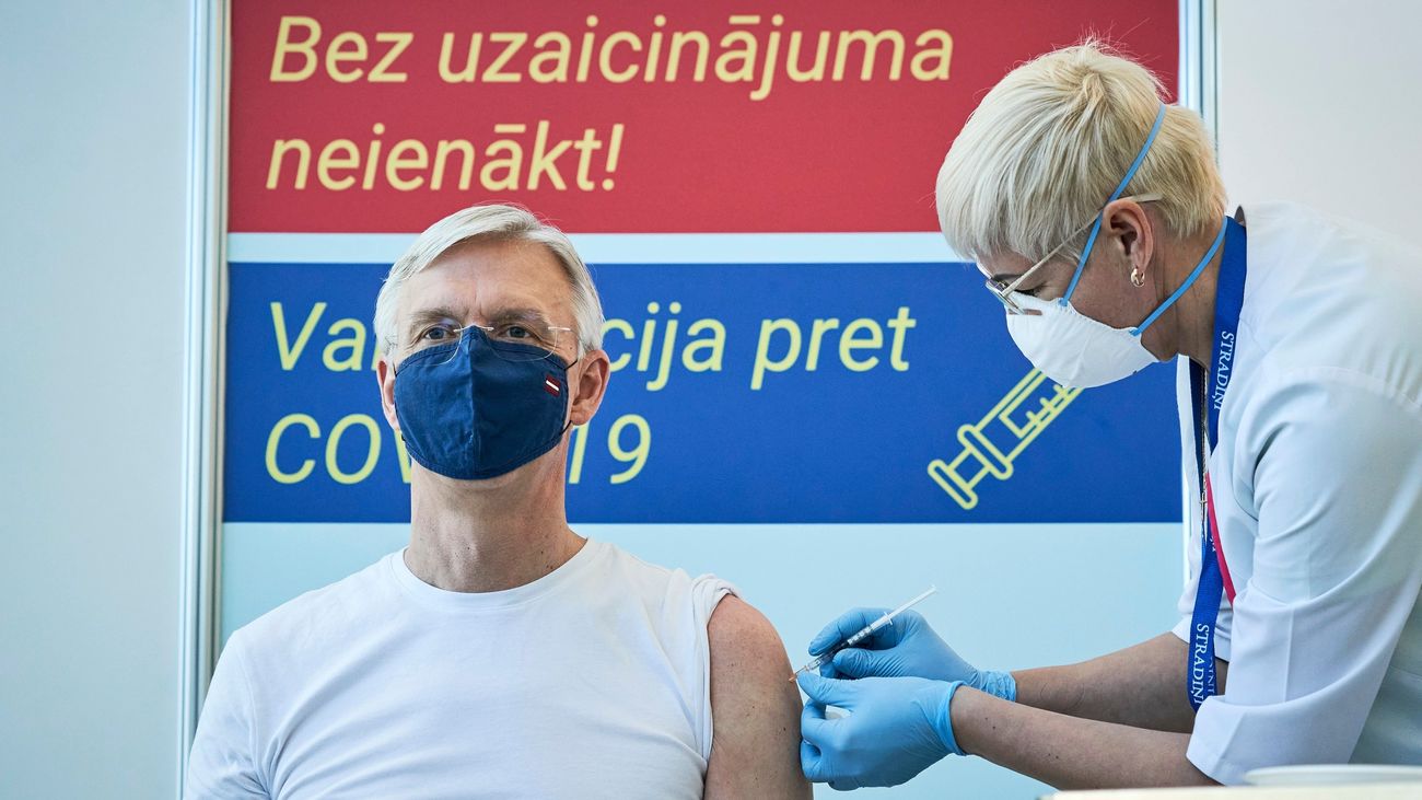 Krisjanis Karins, primer ministro de Letonia, se vacuna contra el coronavirus
