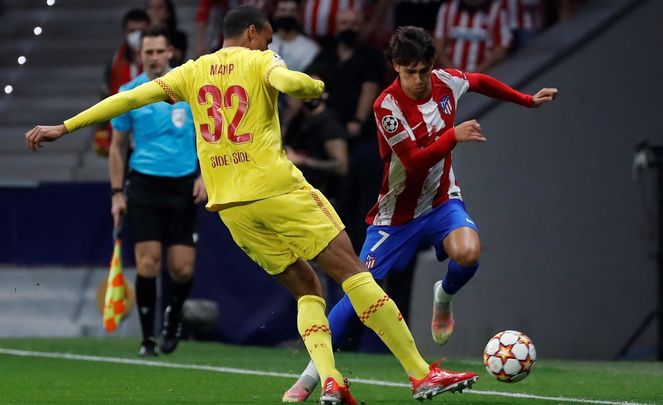 Joao Felix ante el Liverpool / EFE