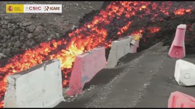 La lava del volcán arrasa el barrio de la Laguna en La Palma