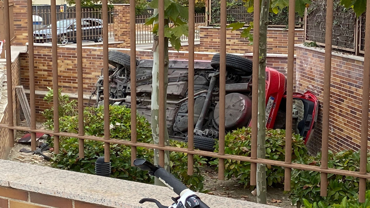 Cae un coche volando a un jardín de una urbanización de Majadahonda