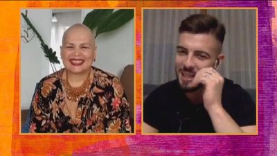 Juntamos a la luchadora incansable Hilda con el joven que ha compuesto una canción para ella