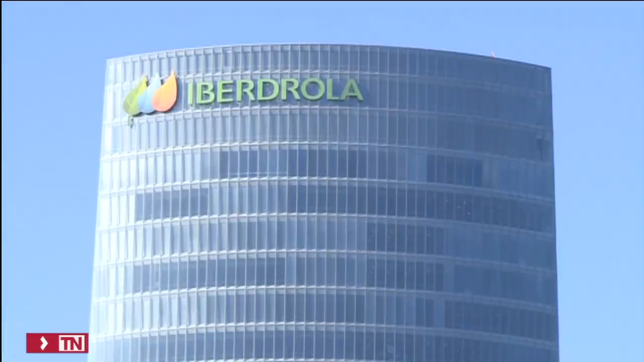 Iberdrola se compromete a no subir precios si el Gobierno retira la 'tasa' a las renovables