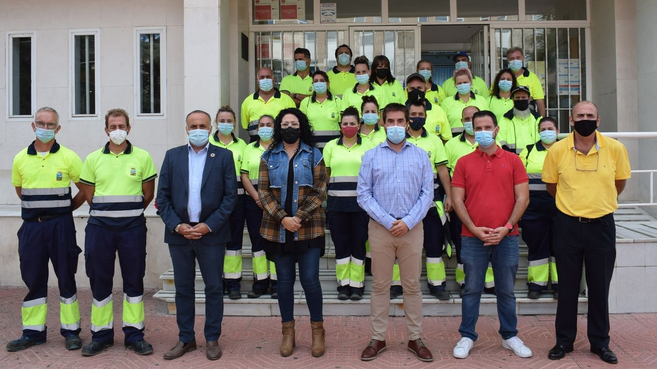 Responsables municipales con los nuevo trabajadores del servicio de limpieza