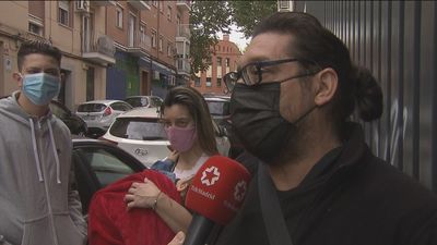 Un abuelo salva a su nieto de tres años que se cayó por una alcantarilla sin rejilla en Usera