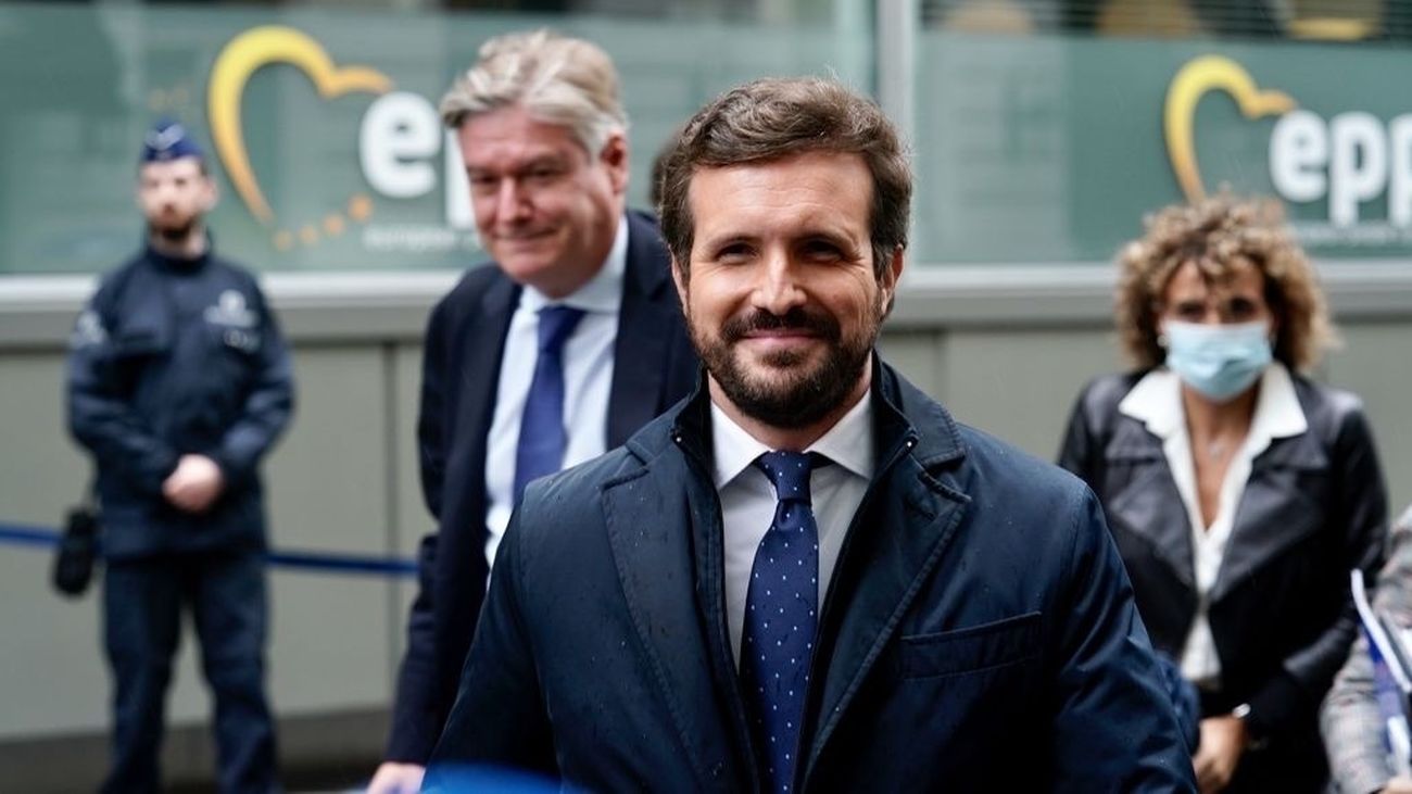 Casado pide desde Bruselas a Sánchez rigor económico y respeto judicial para España
