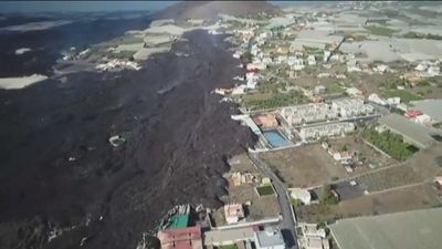 Las coladas en La Palma avanzan en su destrucción y obligan a evacuar en La Laguna y Tazacorte