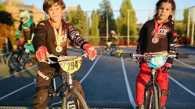 Dos hermanos torrejoneros se suben al podio en el Campeonato de España de BMX