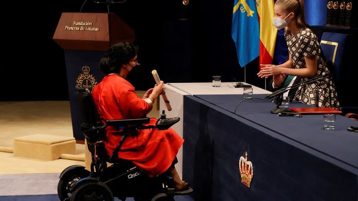 La nadadora Teresa Perales , premio Princesa de Asturias de Deportes, recibe el aplauso de la princesa Leonor / EFE