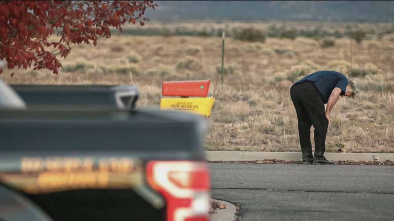 El asistente que entregó la pistola a Alec Baldwin reconoce que no la revisó