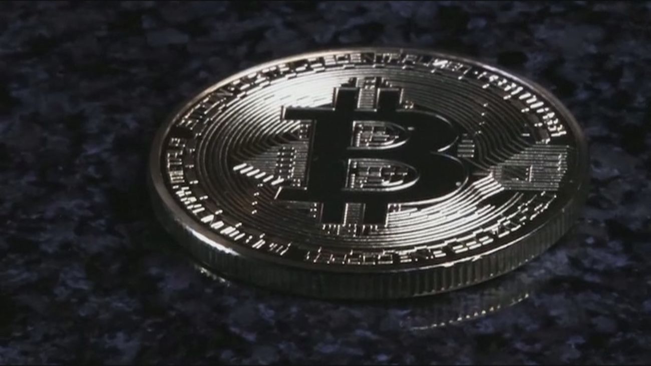 Un bitcoin en forma de moneda física