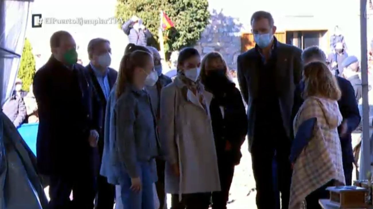 Los Reyes y sus hijas a su llegada a El Puerto