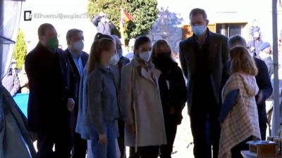 El Puerto recibe a los Reyes y sus hijas con gaitas y banderas